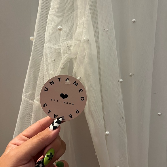 Untamed petals pearl bridal robe - Picture 3 of 6